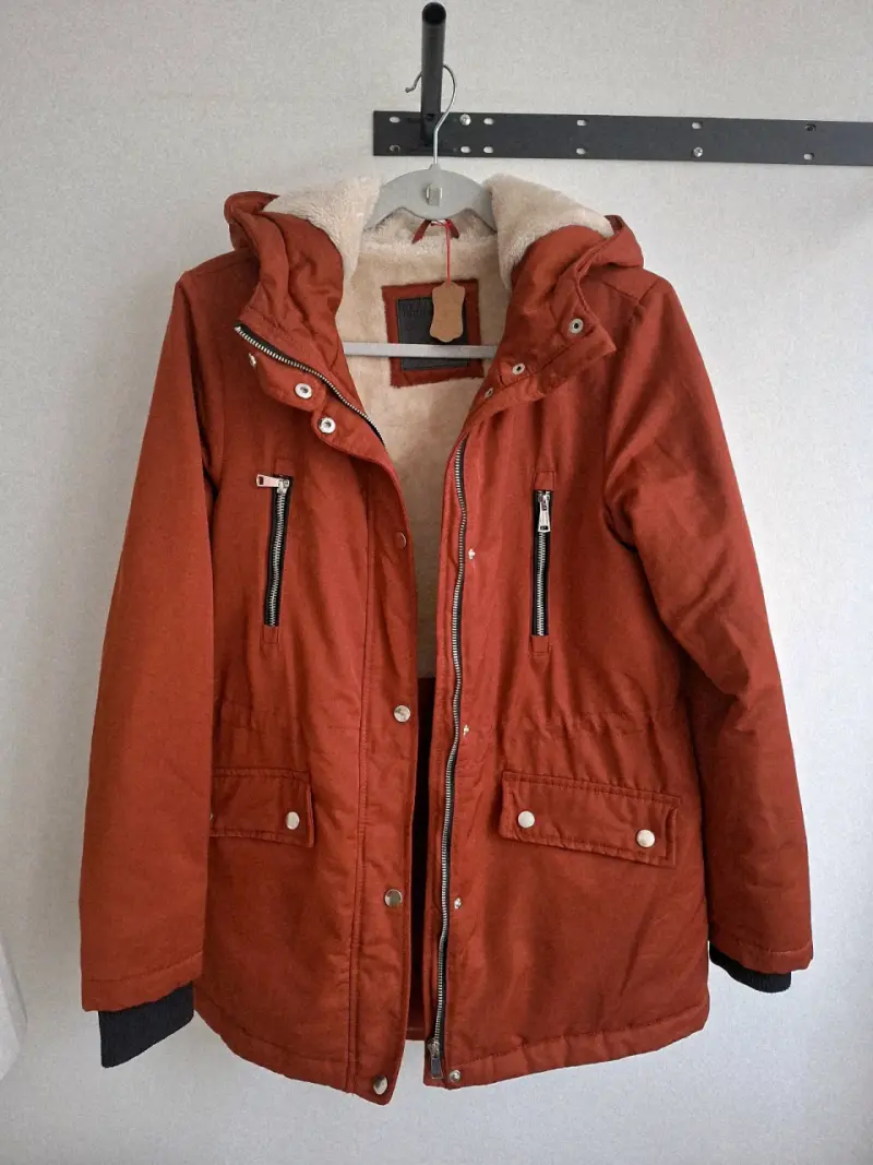 Parka de invierno roja con capucha