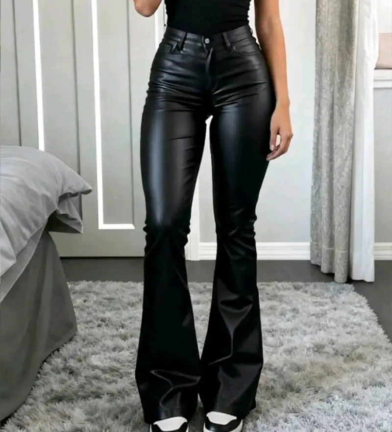 Pantalones acampanados de cuero sintético negro