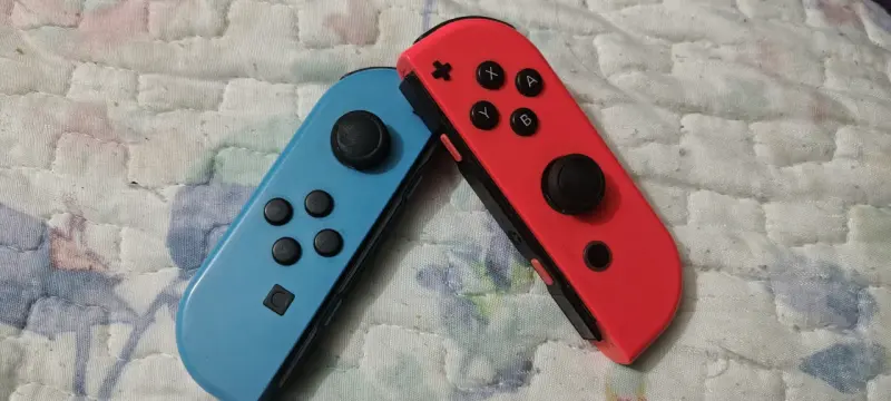 Consola Nintendo Switch con Joy-Con Azul y Rojo - 4