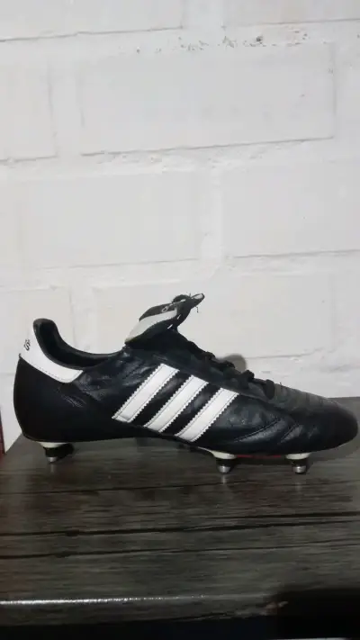 Botines de fútbol Adidas negros con tapones - miniatura 1