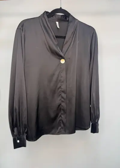 Blusa de satén negra con botón dorado - miniatura 1