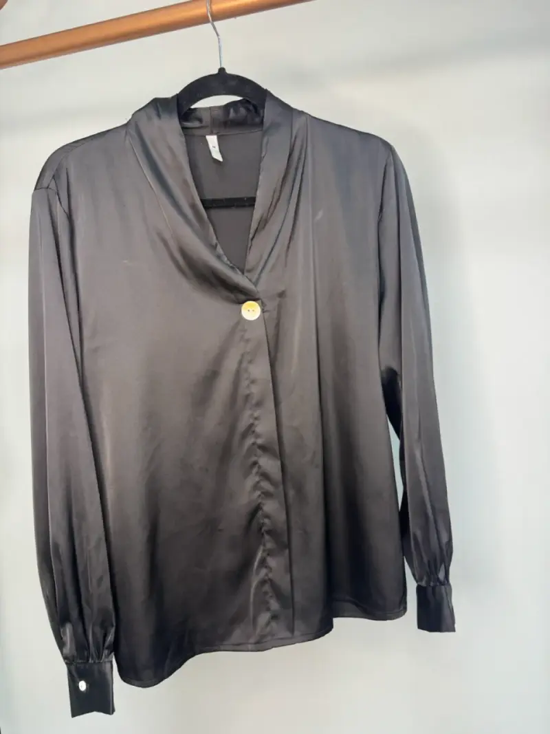 Blusa de satén negra con botón dorado - 2