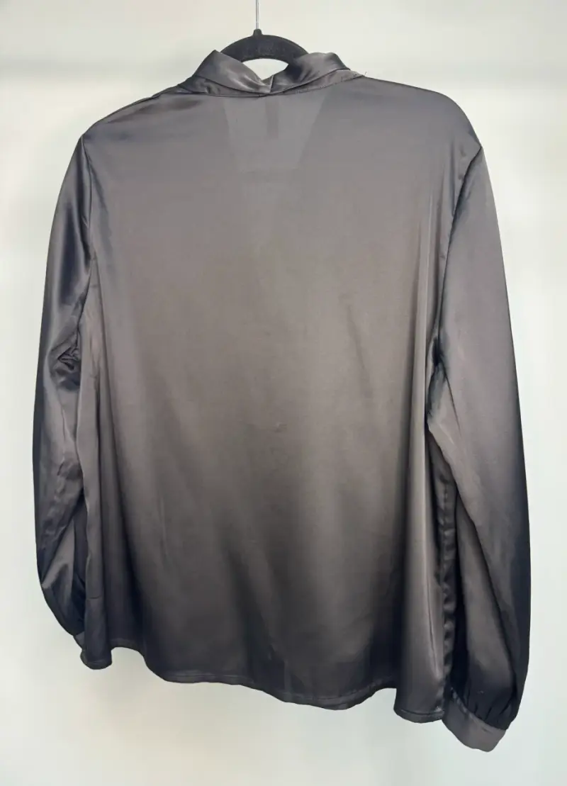 Blusa de satén negra con botón dorado - 3