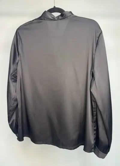 Blusa de satén negra con botón dorado - miniatura 3