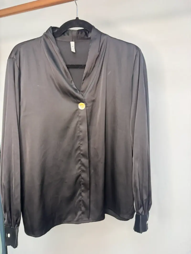 Blusa de satén negra con botón dorado - 4