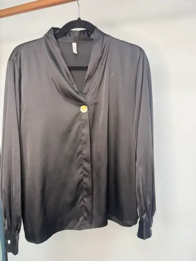 Blusa de satén negra con botón dorado - miniatura 4