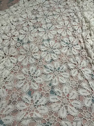 Cubre cama  de crochet blanco hecho a mano - miniatura 2