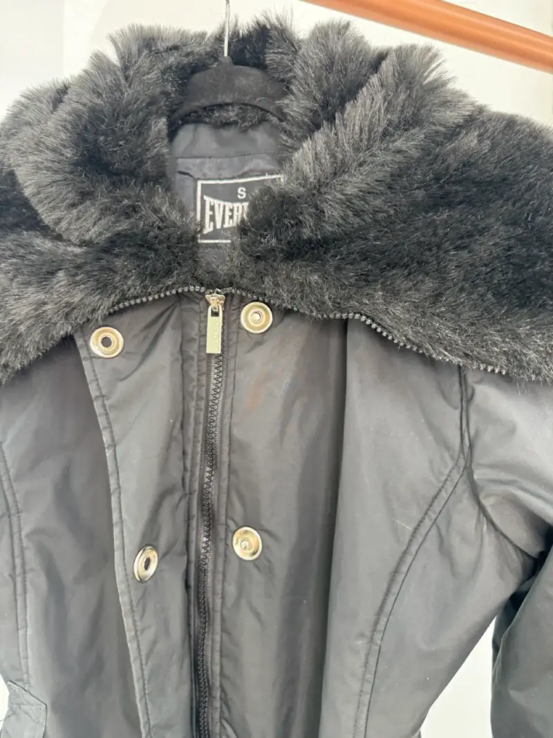 Parka negra con cuello de piel sintética Everlast - 4