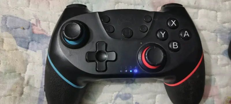 Control inalámbrico para videojuegos con diseño colorido - 1