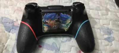 Control inalámbrico para videojuegos con diseño colorido - miniatura 2