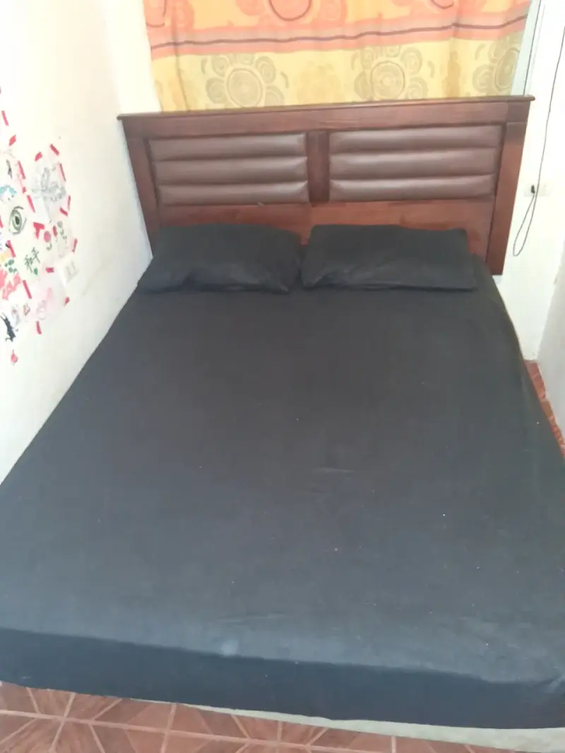 Cama matrimonial con cabecera de madera - 1