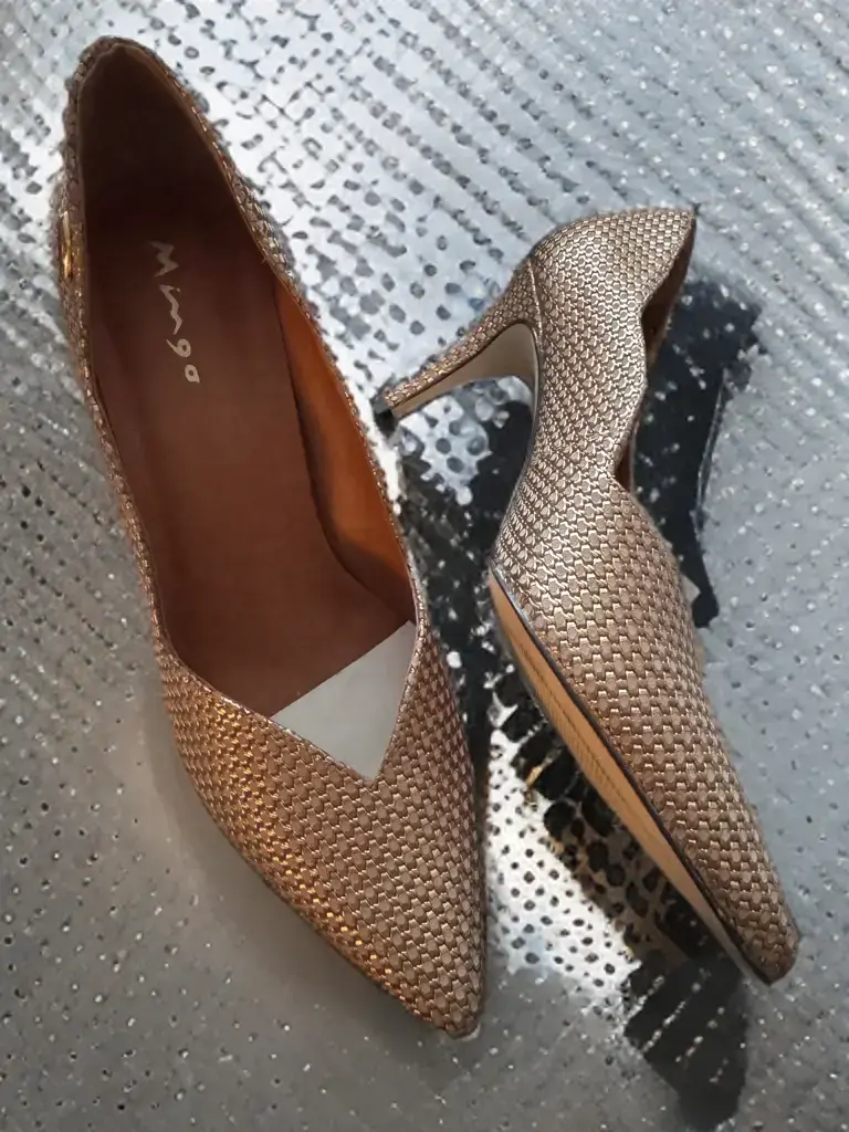 Zapatos de tacón dorados Mango elegantes