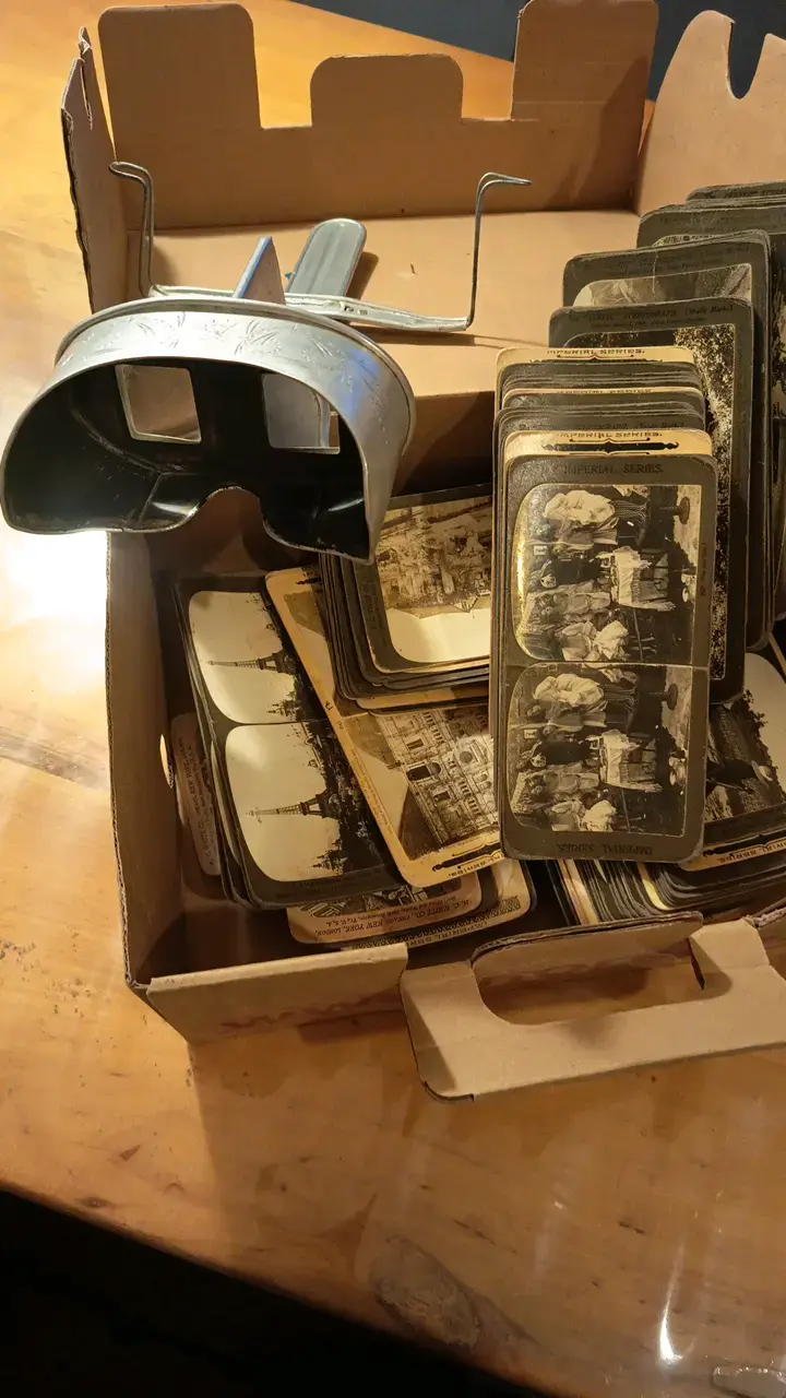Visor estereoscópico antiguo con tarjetas