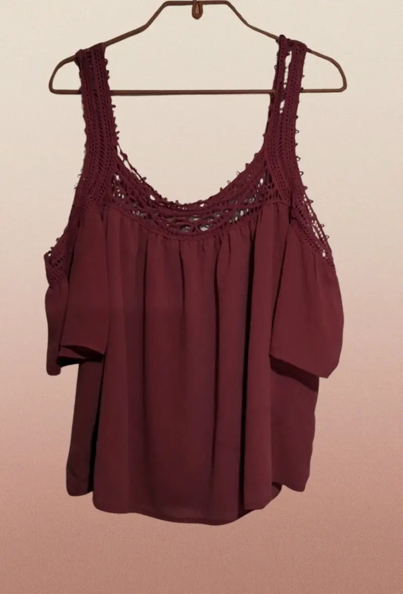 Blusa sin mangas con encaje color burdeos