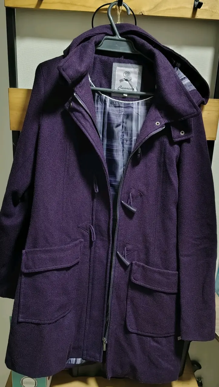 Abrigo morado con capucha para mujer - 1