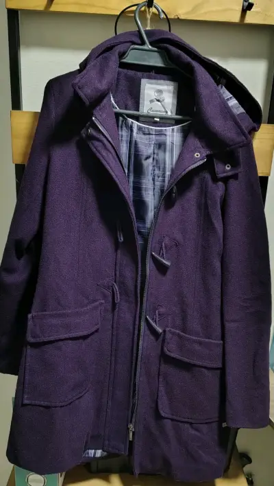 Abrigo morado con capucha para mujer - miniatura 1