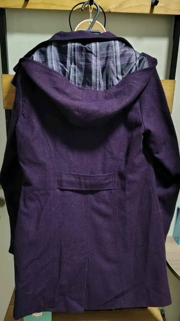 Abrigo morado con capucha para mujer - 2