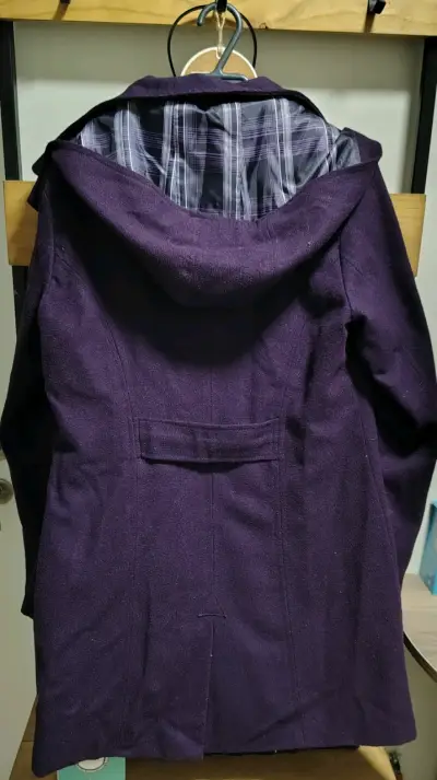 Abrigo morado con capucha para mujer - miniatura 2