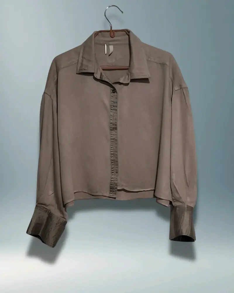 Blusa de mujer color beige con diseño suelto