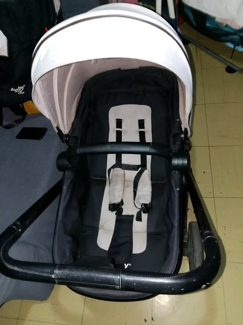 Coche de bebé Baby Trend negro y beige - 1