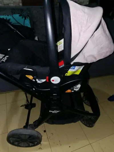 Coche de bebé Baby Trend negro y beige - miniatura 2