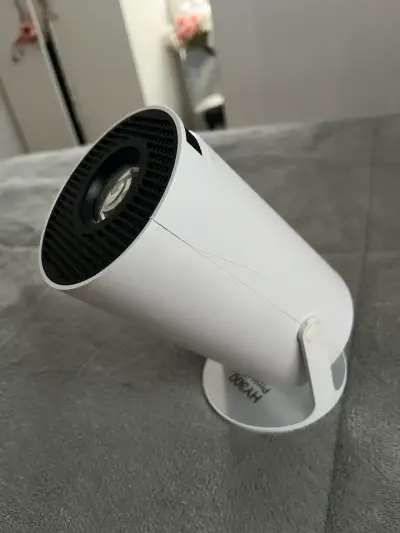 Proyector portátil blanco HY300 con soporte - miniatura 1