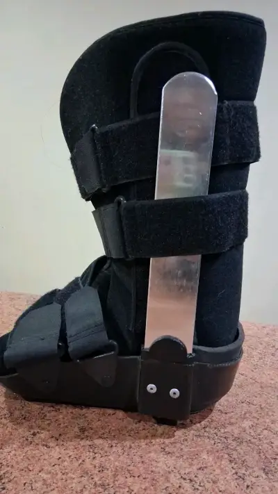 Bota ortopédica de soporte ajustable - miniatura 1