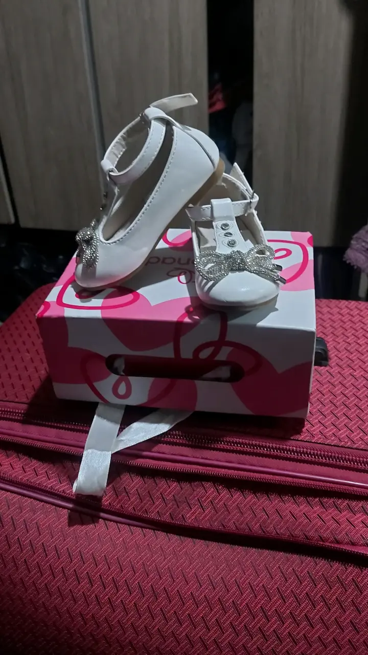 Zapatos de bebé blancos con lazo brillante - 1