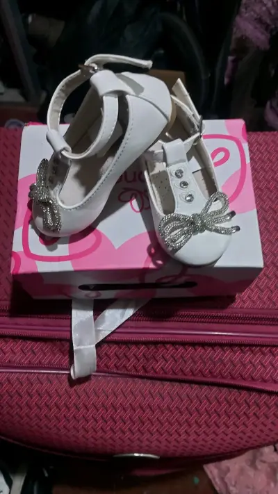 Zapatos de bebé blancos con lazo brillante - miniatura 2