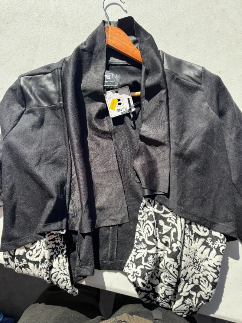 Chaqueta corta negra con detalles BNYS
