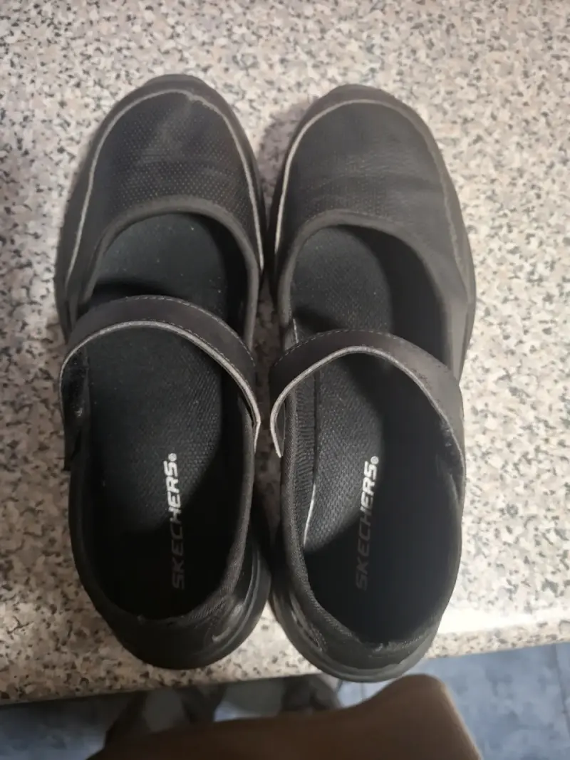Zapatos negros Skechers escolar niña