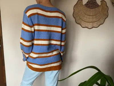 Suéter de rayas azul y marrón para mujer - miniatura 2