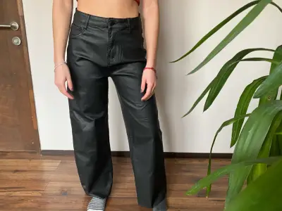 Pantalones de cuero sintético negro para mujer - miniatura 1