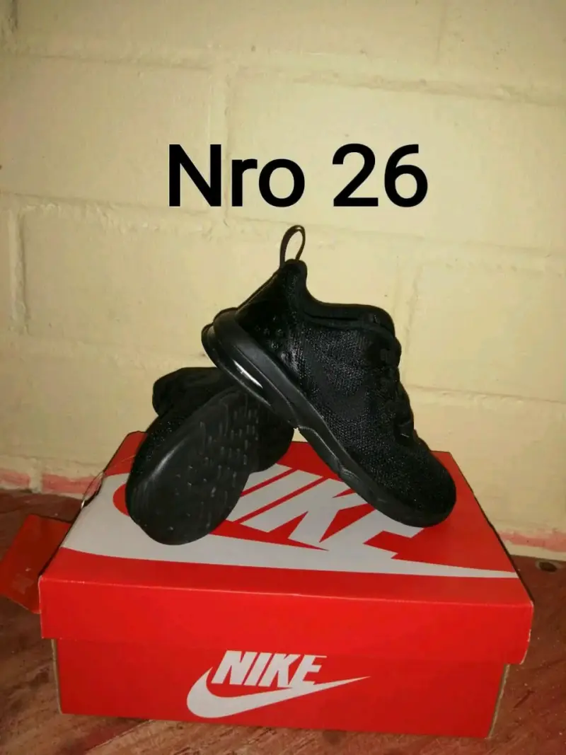 Zapatillas Nike negras talla 26 para niños