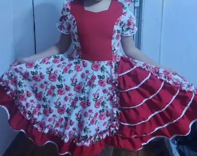 Vestido de niña con estampado floral y volantes - miniatura 1