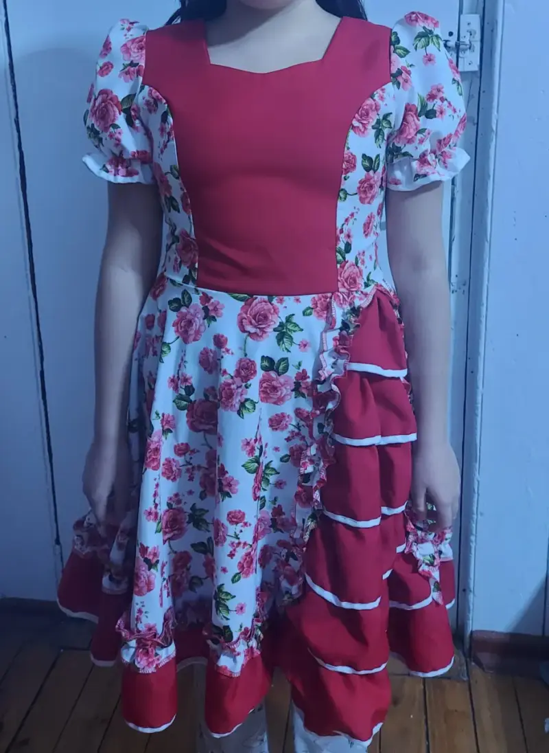 Vestido de niña con estampado floral y volantes - 3