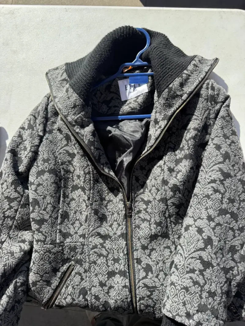 Chaqueta de mujer con diseño floral en gris