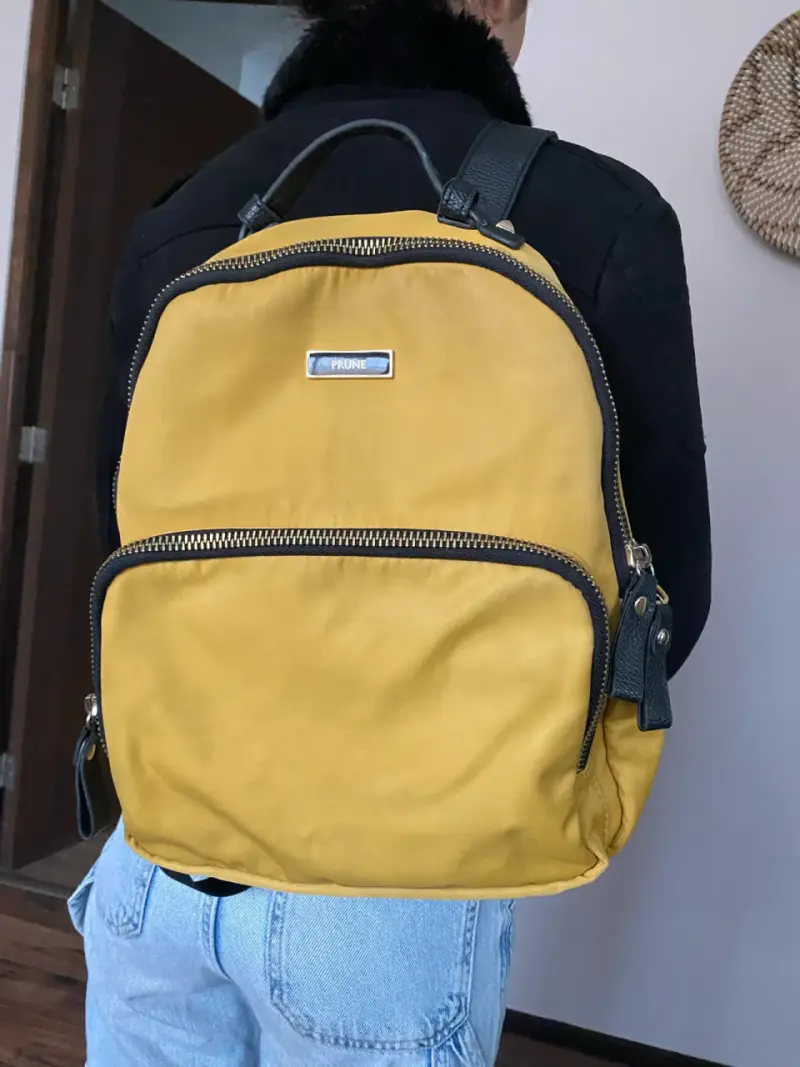 Mochila amarilla Prüne con detalles negros