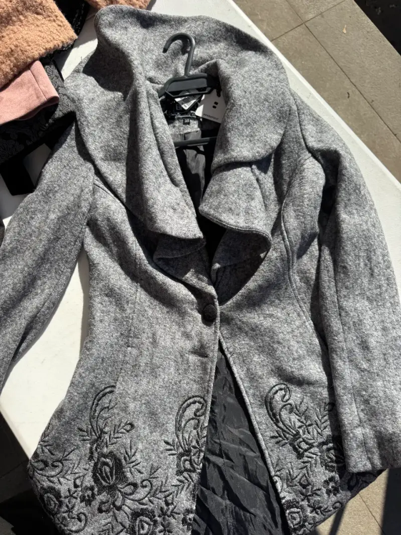Abrigo gris con bordado floral para mujer