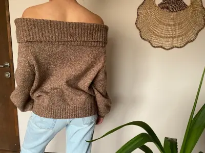 Suéter marrón de punto grueso para mujer - miniatura 2
