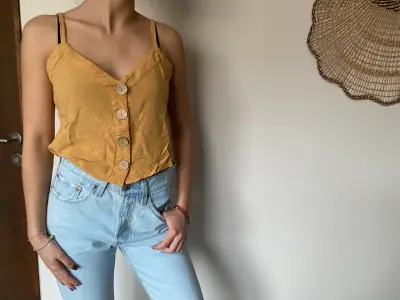 Top amarillo con botones de lino para mujer - miniatura 1