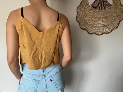Top amarillo con botones de lino para mujer - miniatura 2