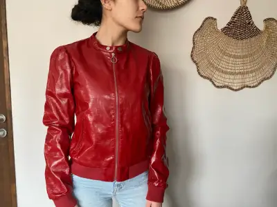 Chaqueta de cuero roja para mujer - miniatura 1
