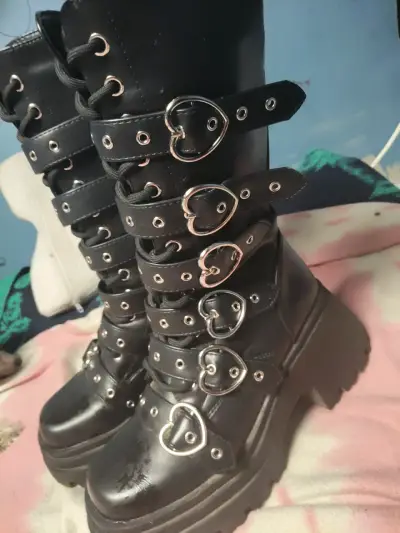Botas negras con hebillas decorativas - miniatura 1