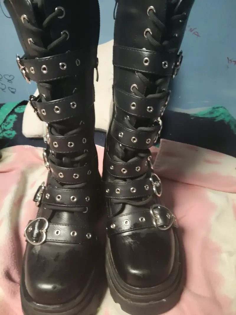 Botas negras con hebillas decorativas - 2