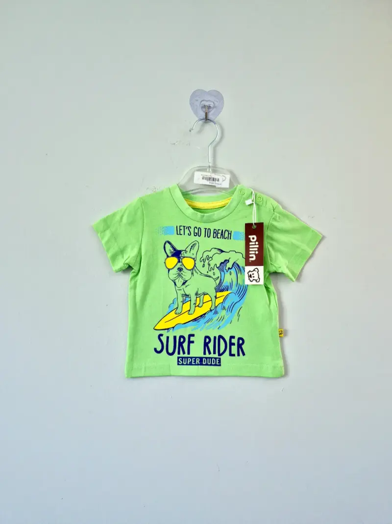 Polera infantil verde con diseño surfista Pillin