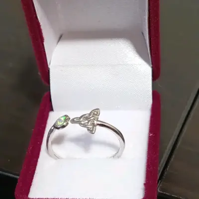 Anillo de plata con diseño celta y piedra opalina - miniatura 1