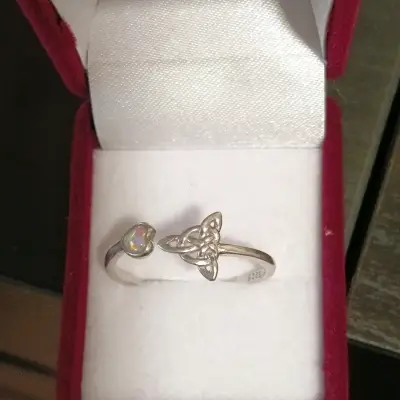 Anillo de plata con diseño celta y piedra - miniatura 2