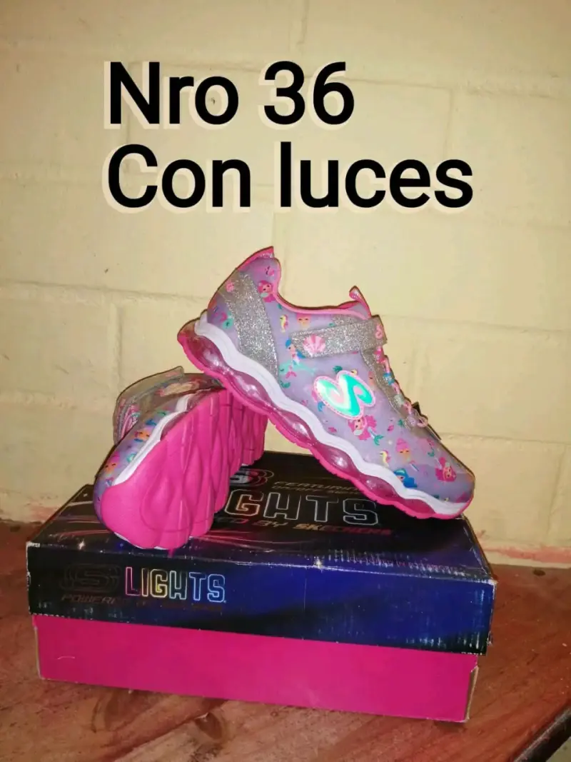 Zapatillas Skechers con luces para niña, talla 36