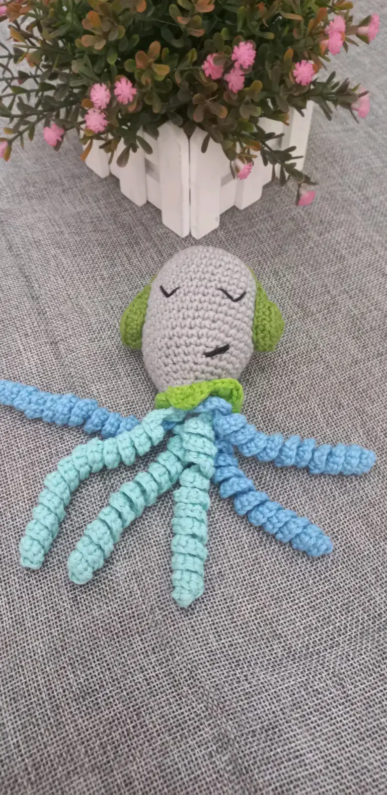 Muñeca amigurumi tejida a mano colorida - 2